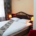 Uyar Apartment *