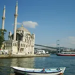 Uyar Apartment *