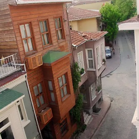 Uyar * Κωνσταντινούπολη