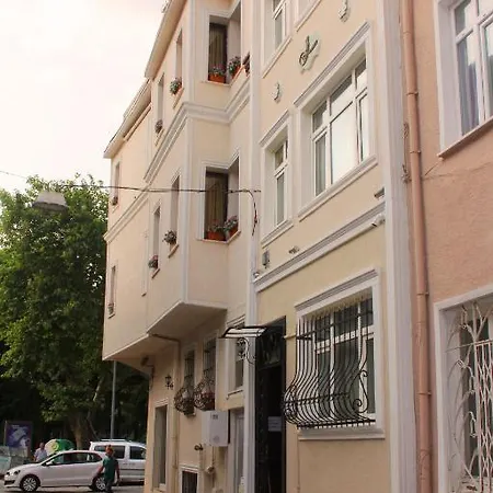 Uyar Apartman *
