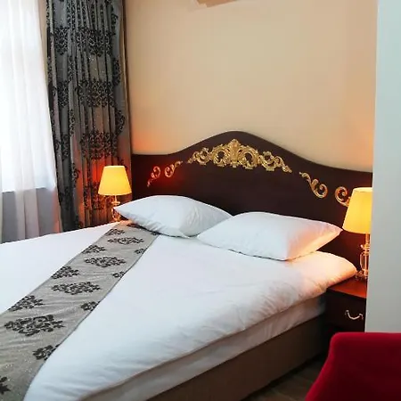 Uyar Apartman *
