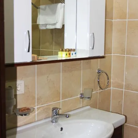 Uyar Apartman *