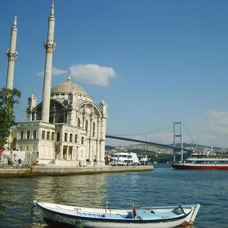 Uyar Apartman *